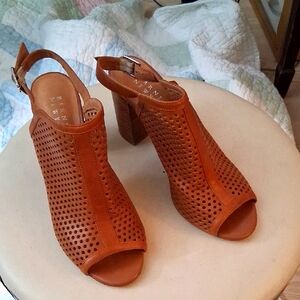 Reddish Tan Peep-Toe Sling-back Sandals W.3.5" Heel & Gold Tone Buckle Closure